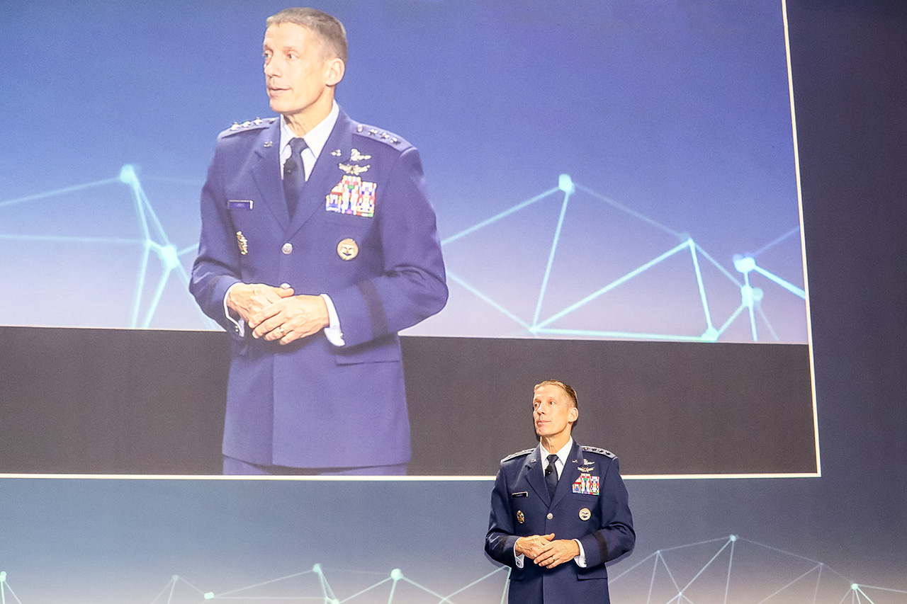 LT Skinner speaks at DODIIS Worldwide Conference